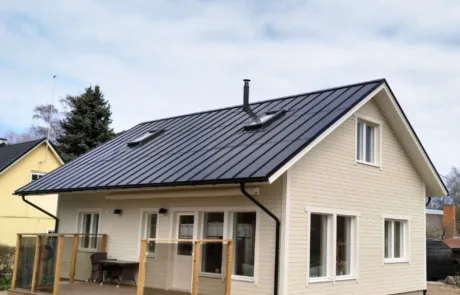 Hus-med-roofit-staaltag-med-solceller