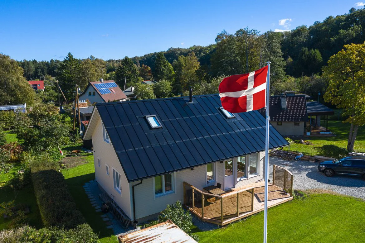 Roofit-staaltag-med-Dansk-flag
