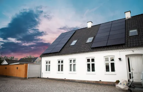 Solcellepaneller-installeret-på-privat-hus